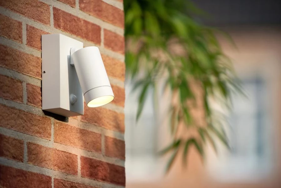 Lucide TAYLOR - Wandspot Buiten - 1xGU10 - IP54 - Wit - sfeer 1